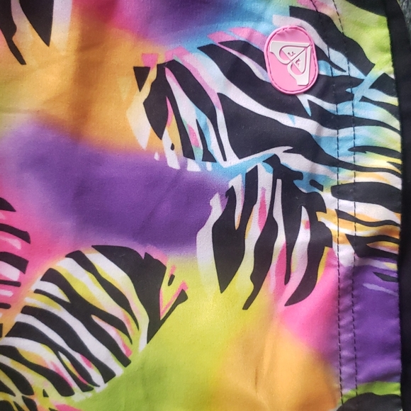 NWOT Roxy reversable board shorts, black/multi coloured - Picture 6 of 8